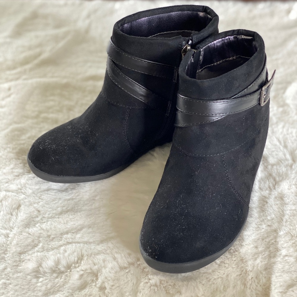 Kenneth Cole Reaction Valentina Belt Booties